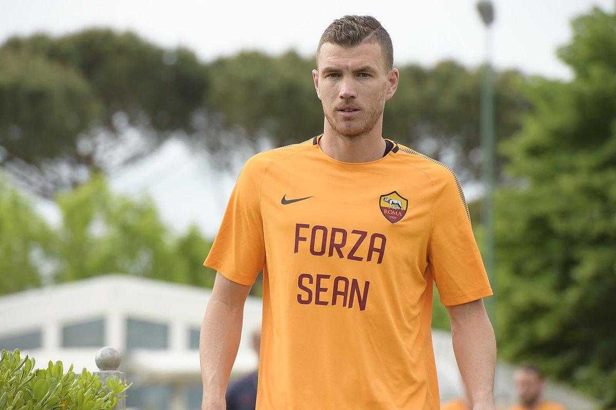 Edin Dzeko menggunakan jersey bertuliskan Forza Sean