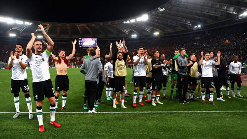 Skuat Liverpool memberikan tanda terima kasih ke tribun Kopites