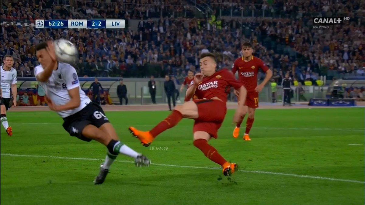 Indosport - Trent Alexander-Arnold melakukan handball.