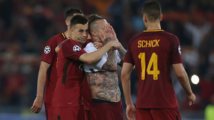 Indosport - Para pemain AS Roma tampak kecewa setelah gagal lolos ke final Liga Champions 2018.