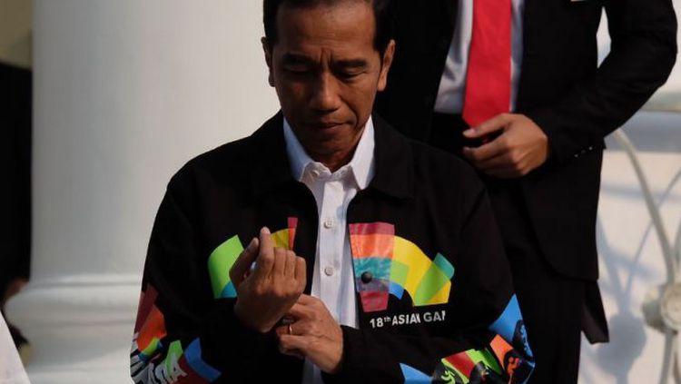 Jokowi memakai jaket Asian Games 2018 - INDOSPORT