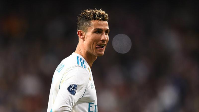 Cristiano Ronaldo tampil dengan gaya rambut spike pirang ketika di Real Madrid.