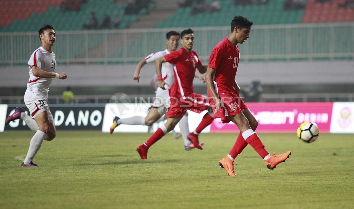 Aksi pemain Bahrain, Ahmed Alsherooqi saat membobol gawang Korea Utara yang dikawal Kim Yu IL. Herry Ibrahim