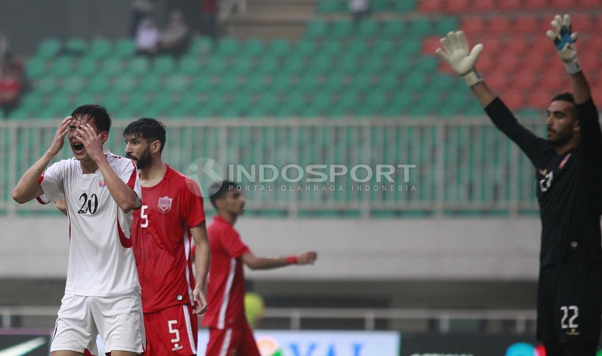 Kekecewaan pemain Korea Utara, So Jong Hyok (kiri) usai gagal mencetak gol ke gawang Bahrain. Herry Ibrahim