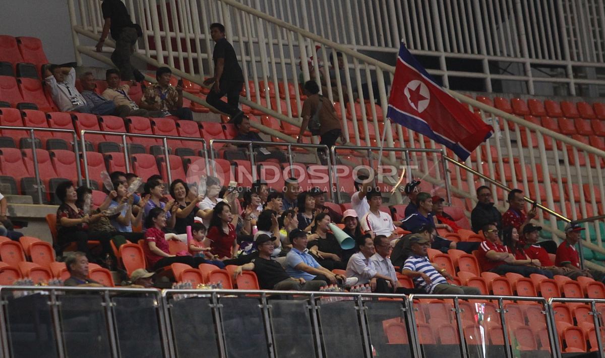 Para suporter Korea Utara yang mendukung langsung ke Stadiom Pakansari. Herry Ibrahim