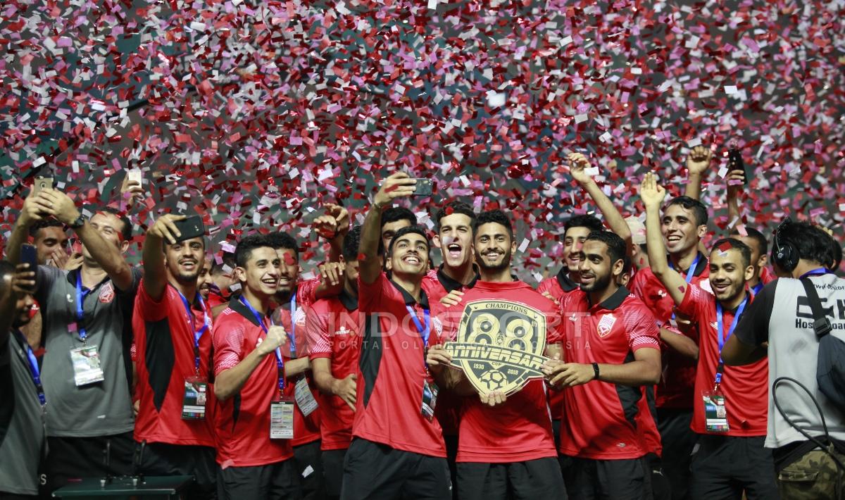 Para pemain Bahrain mengangkat trofi juara Anniversary Cup 2018. Herry Ibrahim