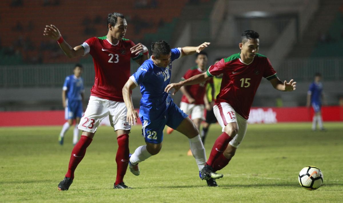 Pemain Uzbekitan, Kodirkulov Sanjar dijaga ketat dua pemain Indonesia Hansamu Yama dan Ricky Fajrin. Herry Ibrahim