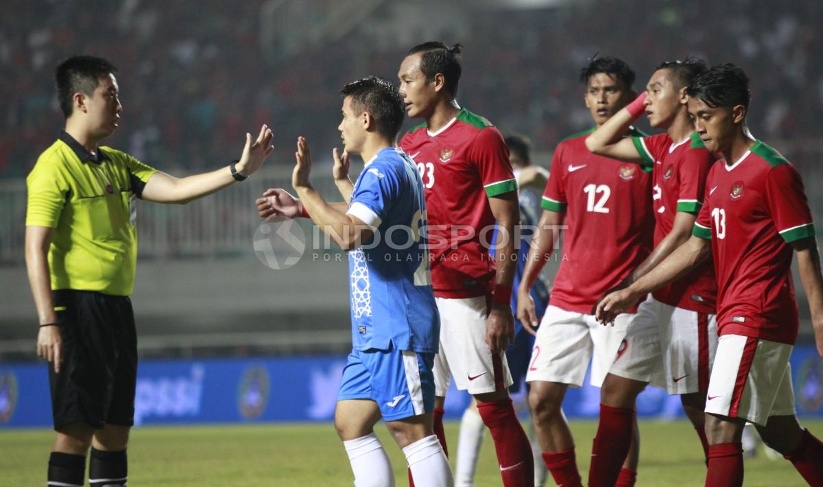 Wasit asal Hongkong, Luk Kin Sun mencoba mengambil keputusan atas insiden Hargianto dengan pemain Uzbekistan. Herry Ibrahim