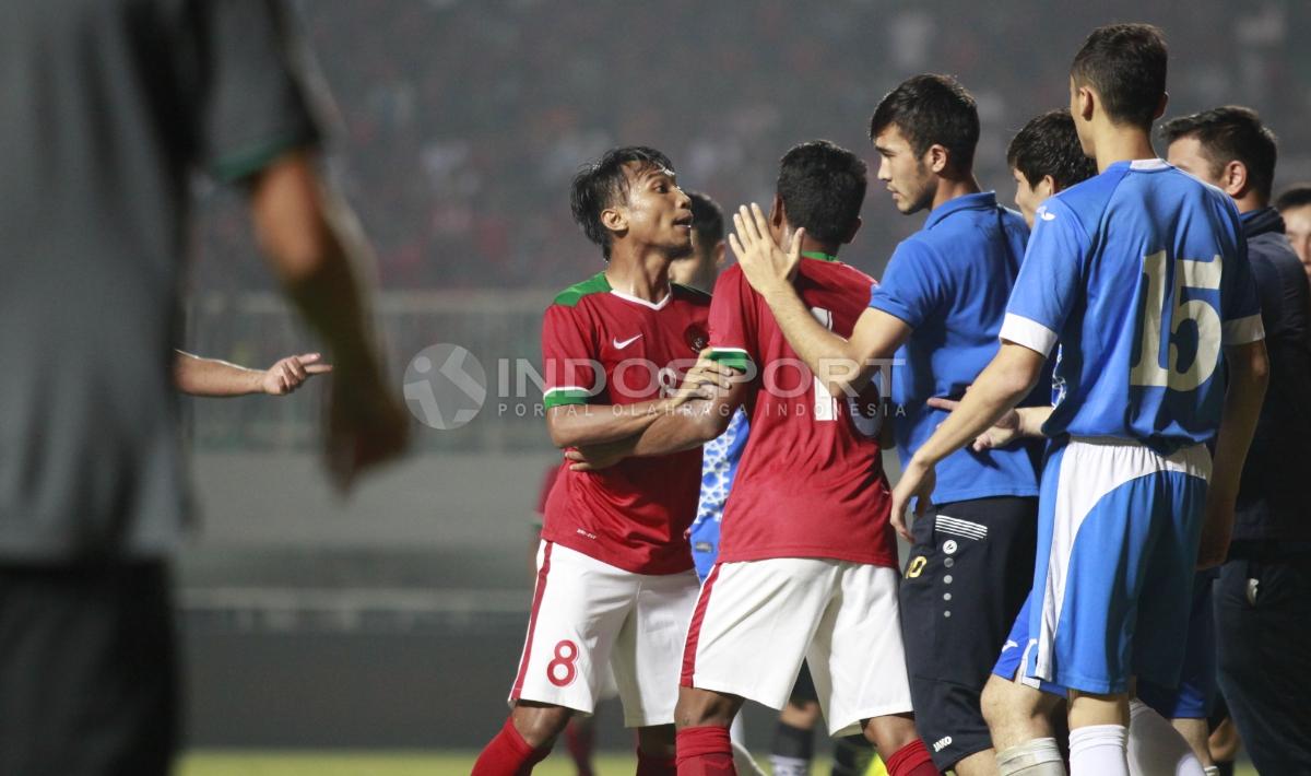 Emosi Muhammad Hargianto yang bersitegang dengan pemain Uzbekistan, Kodirkulov Sanjar. Herry Ibrahim