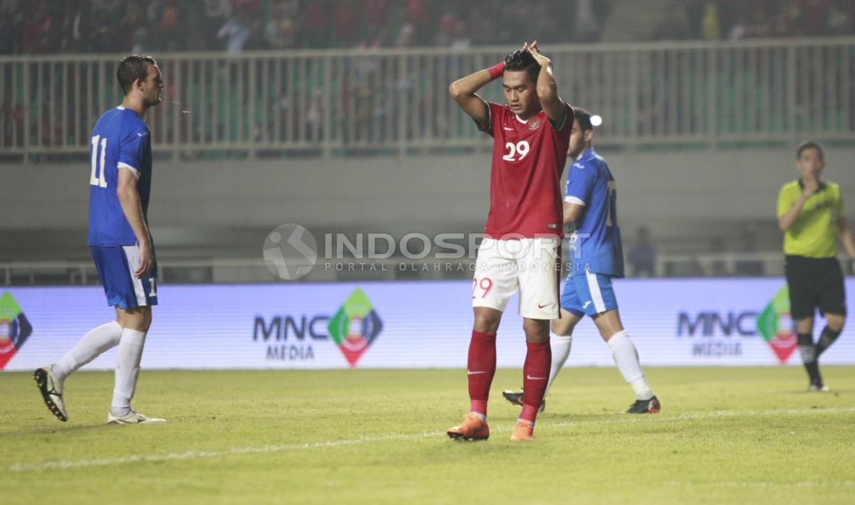 Ekspresi kekecewaan Septian David Maulana usai gagal mencetak gol lewat tendangan penalti. Herry Ibrahim