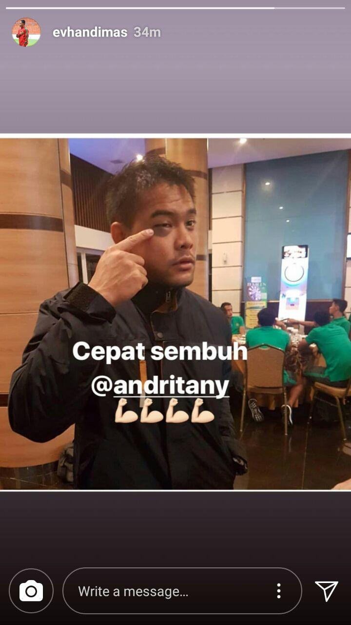 Andritany Ardhiyasa mengalami lebam di mata kanannya. Copyright: instagram.com/evhandimas