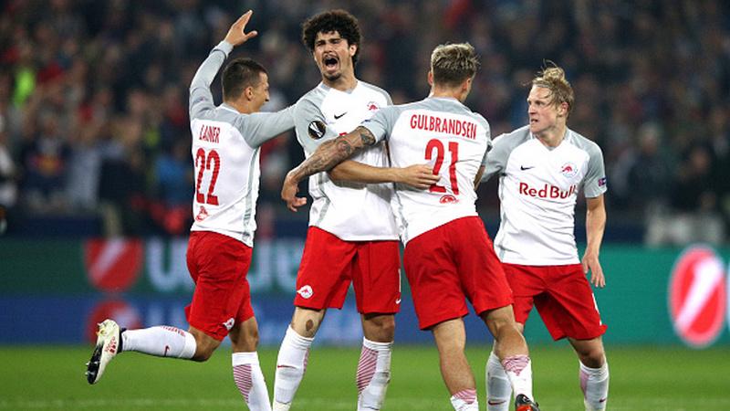 Xaver Schlager bersama rekan-rekannya merayakan gol ke gawang Marseille.