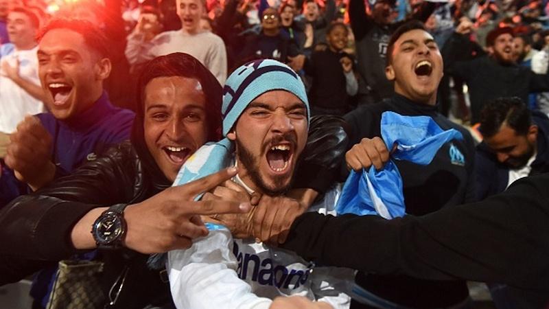 Fans Marseille merayakan gol Rolando