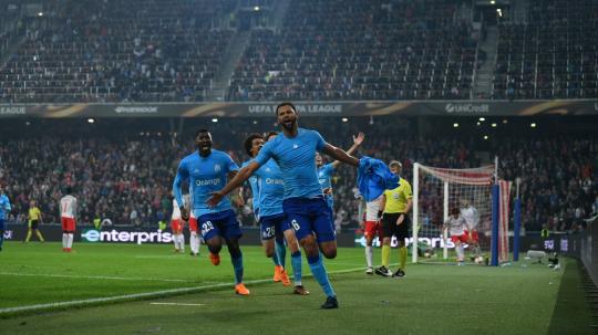 Rolando merayakan golnya ke gawang RB Salzburg.