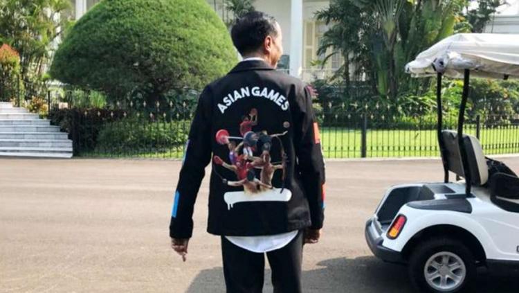 Jokowi gunakan jaket Asian Games. - INDOSPORT