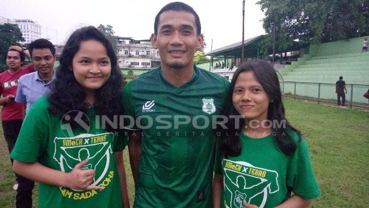 Putri (kanan) dan Nazwa (kiri) bersama kapten PSMS, Legimin Raharjo.