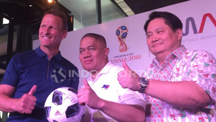 Teddy Sheringham (kiri), M. Feriadi (Presiden Direktur JNE) (tengah), dan David Kim (kanan) (ketua Futbal Momentum Asia)