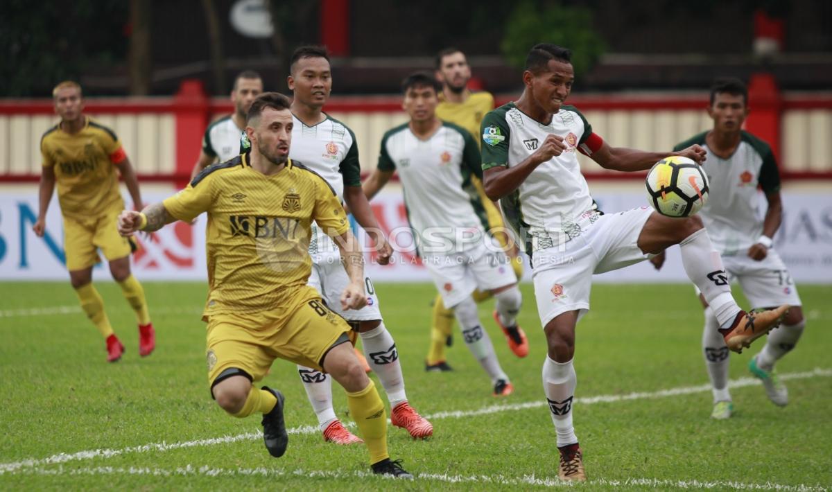 Pemain PS Tira, Pandi Lestaluhu menghalau bola yang mengarah ke arah pertahanan tim nya.
