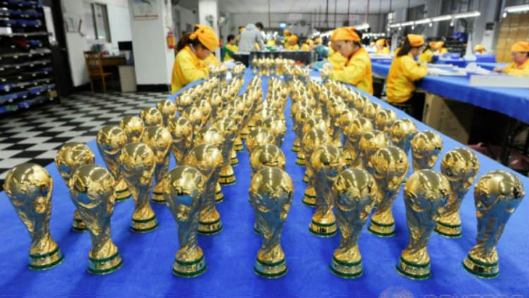 Miniatur Trofi Piala Dunia. - INDOSPORT