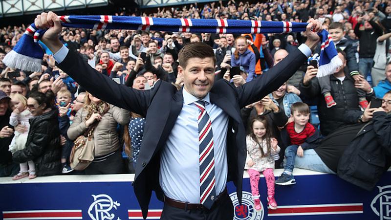 Steven Gerrard yang kini menangani klub Liga Skotlandia, Glasgow Rangers, memperpanjang kontraknya dan berjanji akan membawa trofi kemenangan.