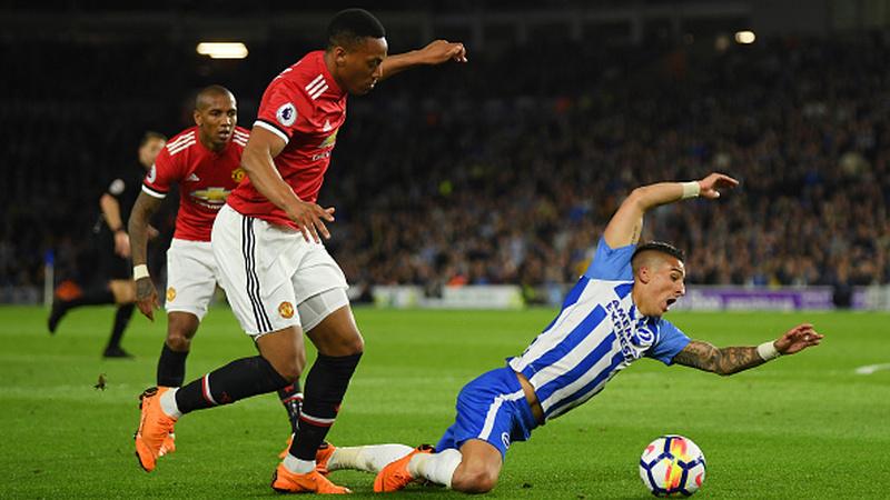 Anthony Knockaert dijatuhkan Anthony Martial. Copyright: INDOSPORT