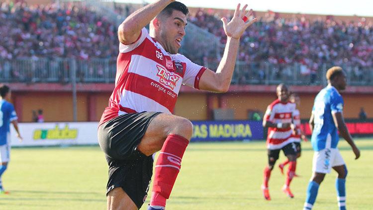 Selebrasi Fabiano Beltrame usai cetak gol ke gawang Persib.