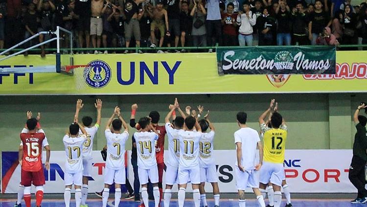 Vamos Mataram memberikan apresiasi kepada pendukung usai pertandingan semifinal melawan Permata Indah Manokwari. - INDOSPORT