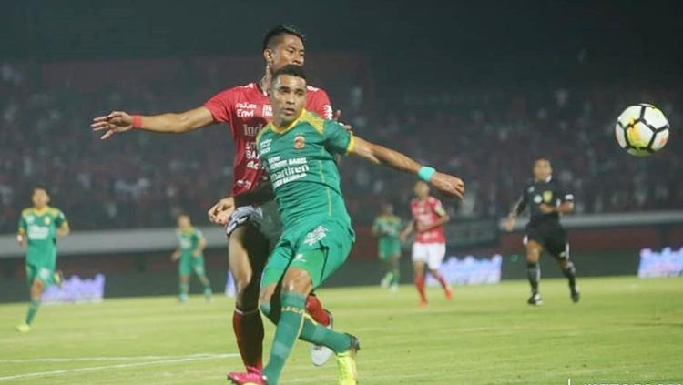 Beto Goncalves menghalau pemain Bali United.
