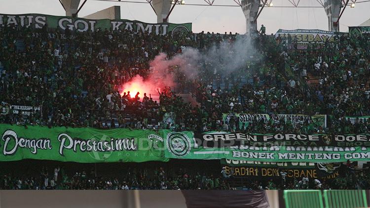 Bonek yang memenuhi Stadion Gelora Bung Tomo. - INDOSPORT