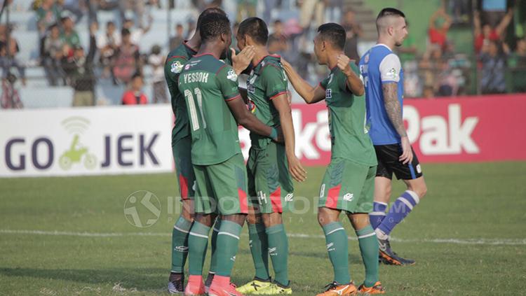 Pemain PSMS Medan usai melakukan selebrasi.