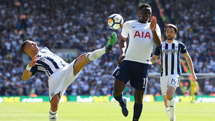 Kieran Gibbs mengambil bola dari Victor Wanyama.