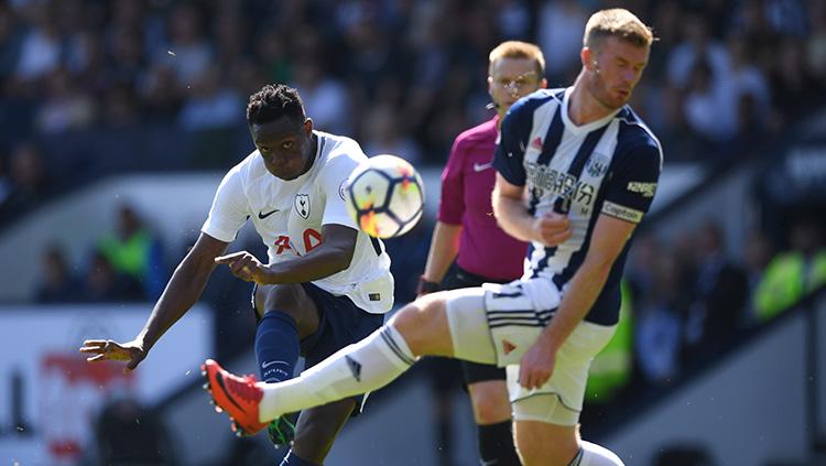 Tendangan Victor Wanyama mengarah ke Chris Brunt.