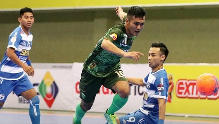 Pemain Vamos Mataram berusaha melewati pemain SKN FC Kebumen.