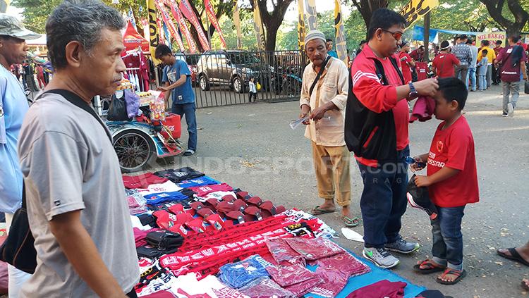 Pedagan atribut PSM Makassar, Hamdjah (kaos abu-abu) di sekitaran Stadion Andi Mattalatta Mattoangin.