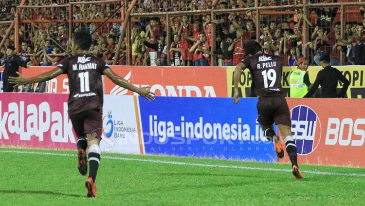 Rizky Pellu melakukan selebrasi usai cetak gol.