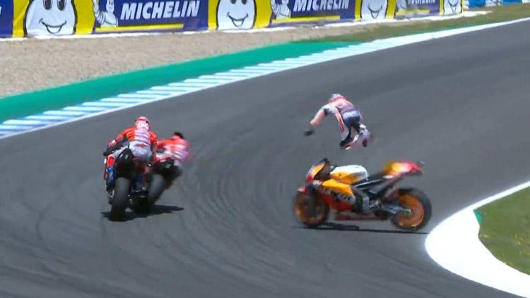 Detik-detik Dani Pedrosa terbang ke atas setelah tabrakan dengan Jorge Lorenzo.