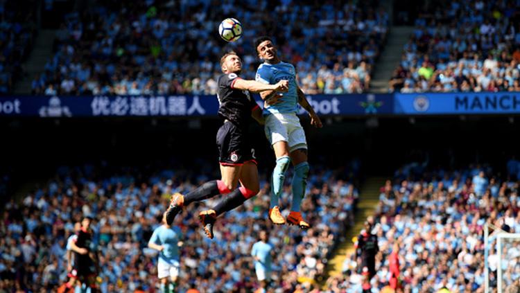 Duel udara Kyle Walker dan Laurent Depoitre.