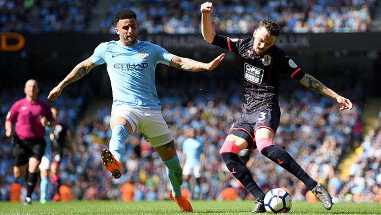 Scott Malone (kanan) mengeksekusi bola dan Kyle Walker berusaha menghalau.
