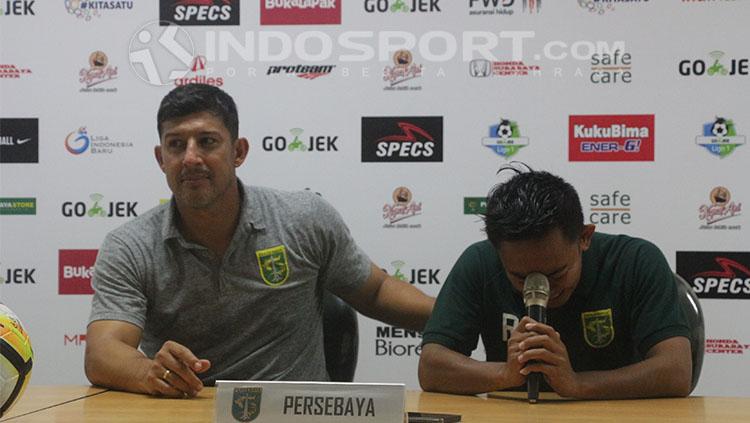 Alfredo Vera menenangkan Rendi Irwan. Copyright: Fitra Herdian/INDOSPORT