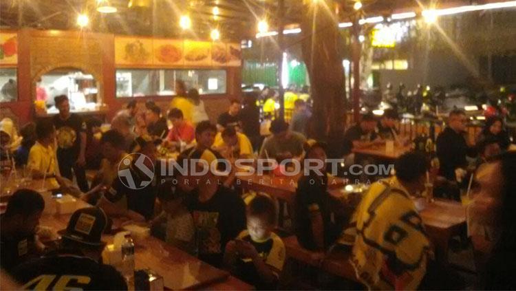 Suasana Nonton Bareng Fan Club Valentino Rossi Indonesia di Cafe & Resto Tebet 39, Jakarta Selatan.