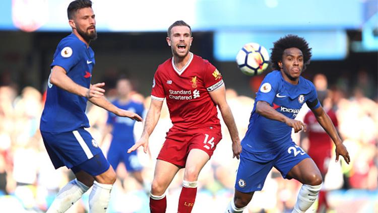 Saling mengejar bola baik pemain Chelsea dan Liverpool.