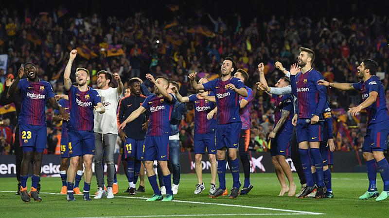 Skuat Barcelona merayakan keberhasilan menahan Real Madrid di Camp Nou. Copyright: INDOSPORT