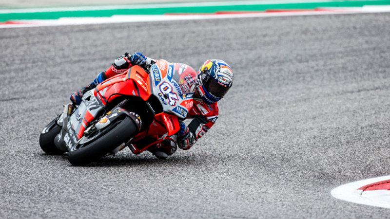 Pembalap Ducati Team, Andrea Dovizioso mengaku dirinya tak setuju dengan aturan baru yang akan laksanakan pada MotoGP 2020 nanti. - INDOSPORT