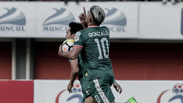Cristian Gonzales yang kini membela PSS Sleman, tengah berselebrasi setelah mencetak gol.