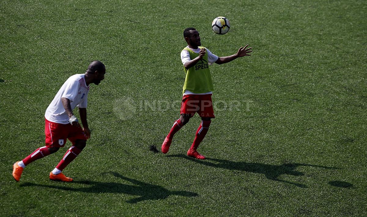 Latihan Persipura Jayapura sebagai persiapan melawan Persib Bandung di Lapangan C Senayan, Jakarta.