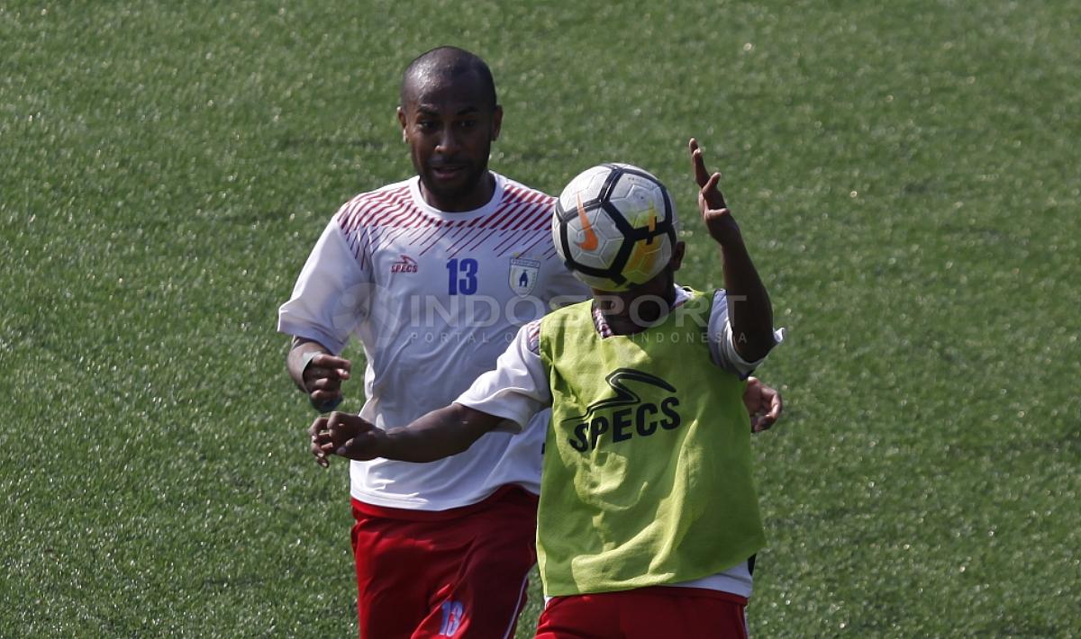 Duel dua pemain Persipura Jayapura saat latihan.