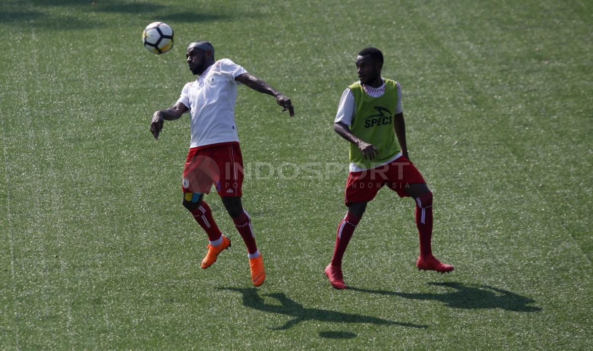 Boaz Solossa (kiri) mengontrol bola dalam latihan.