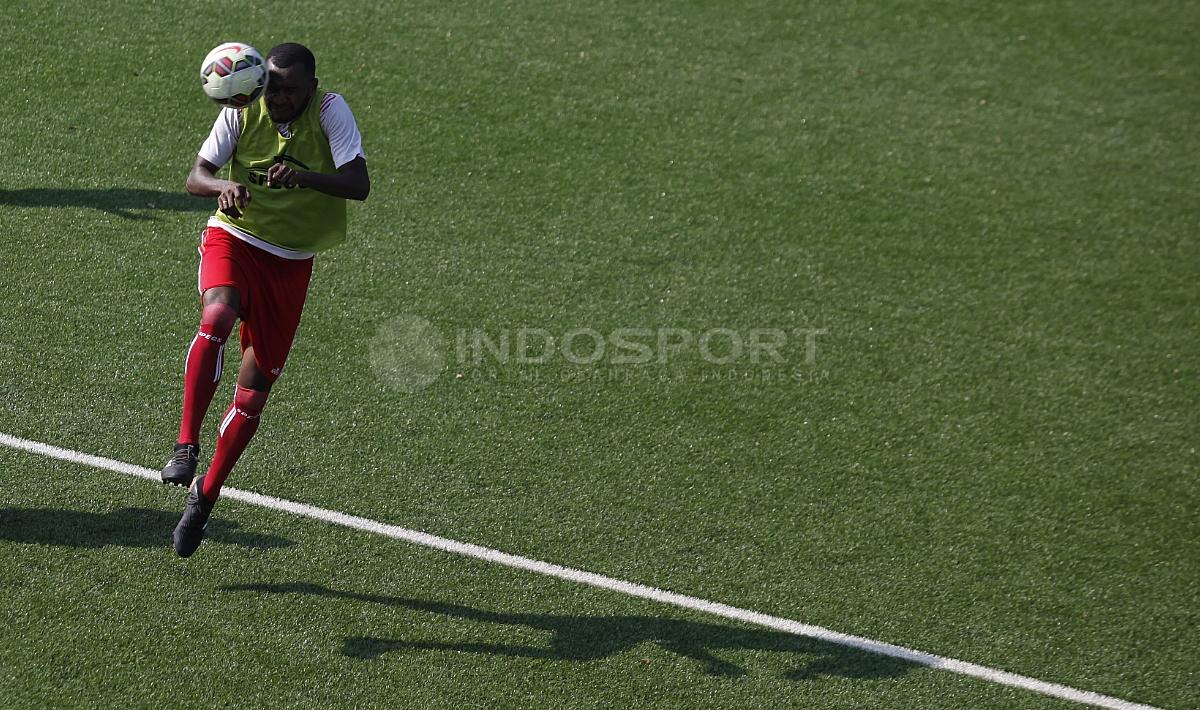 Aksi pemain Persipura saat latihan.