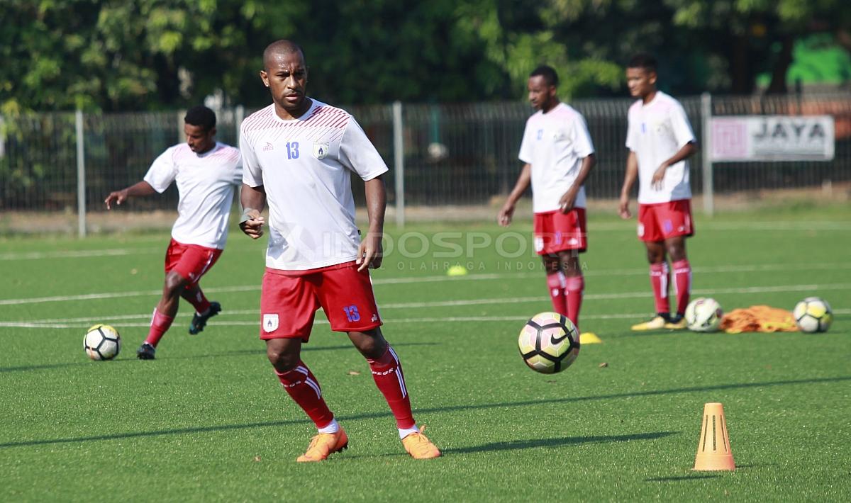 Gelandang Persipura Jayapura, Ian Louis Kabes, saat memberikan umpan di sesi latihan tim.
