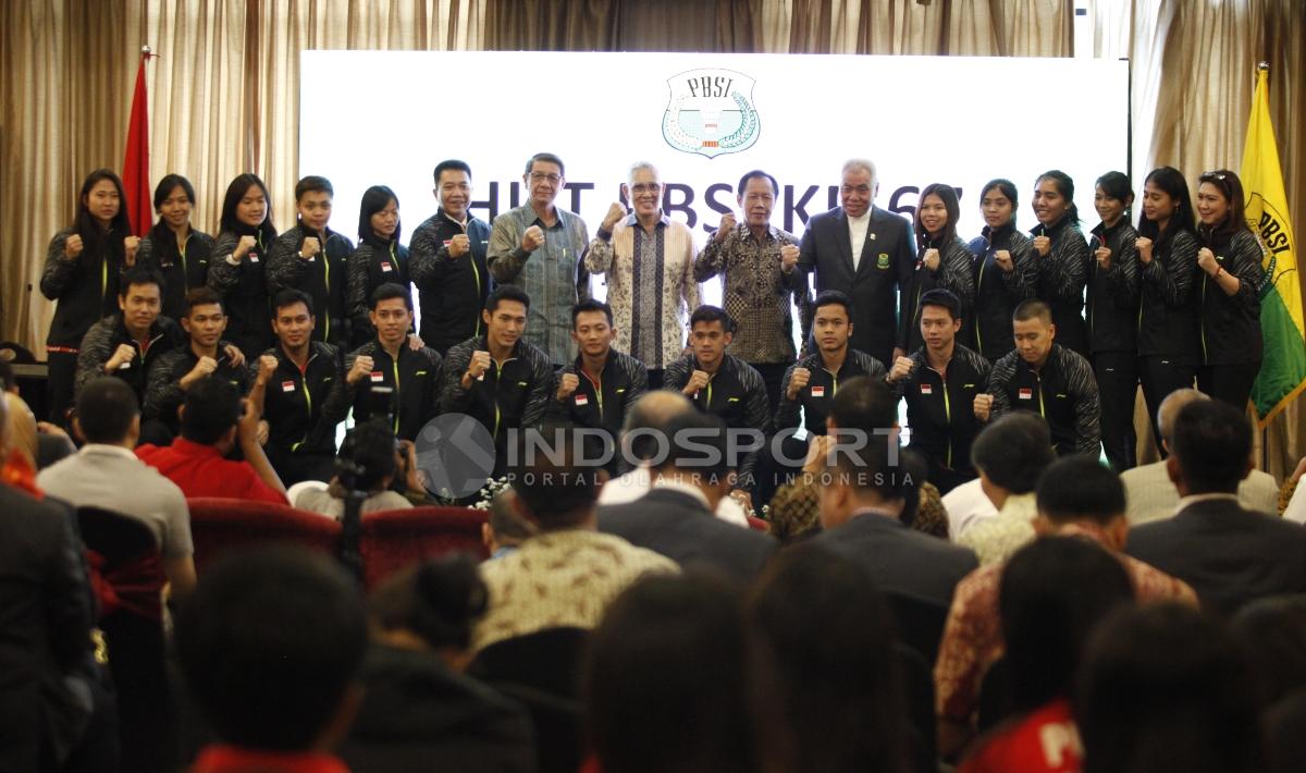 Skuat Thomas dan Uber Cup Indonesia foto bersama bersama pengurus PBSI.